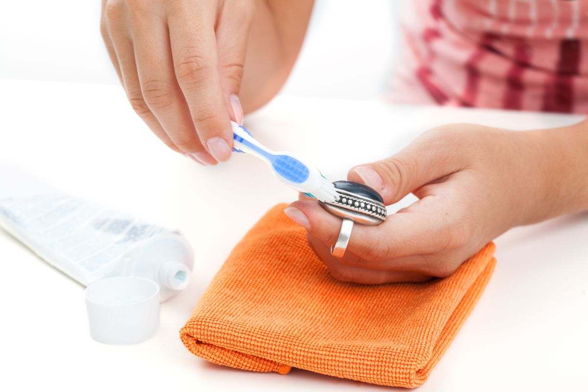 Hoe Zilver Thuis Schoonmaken: De Eenvoudigste Methoden