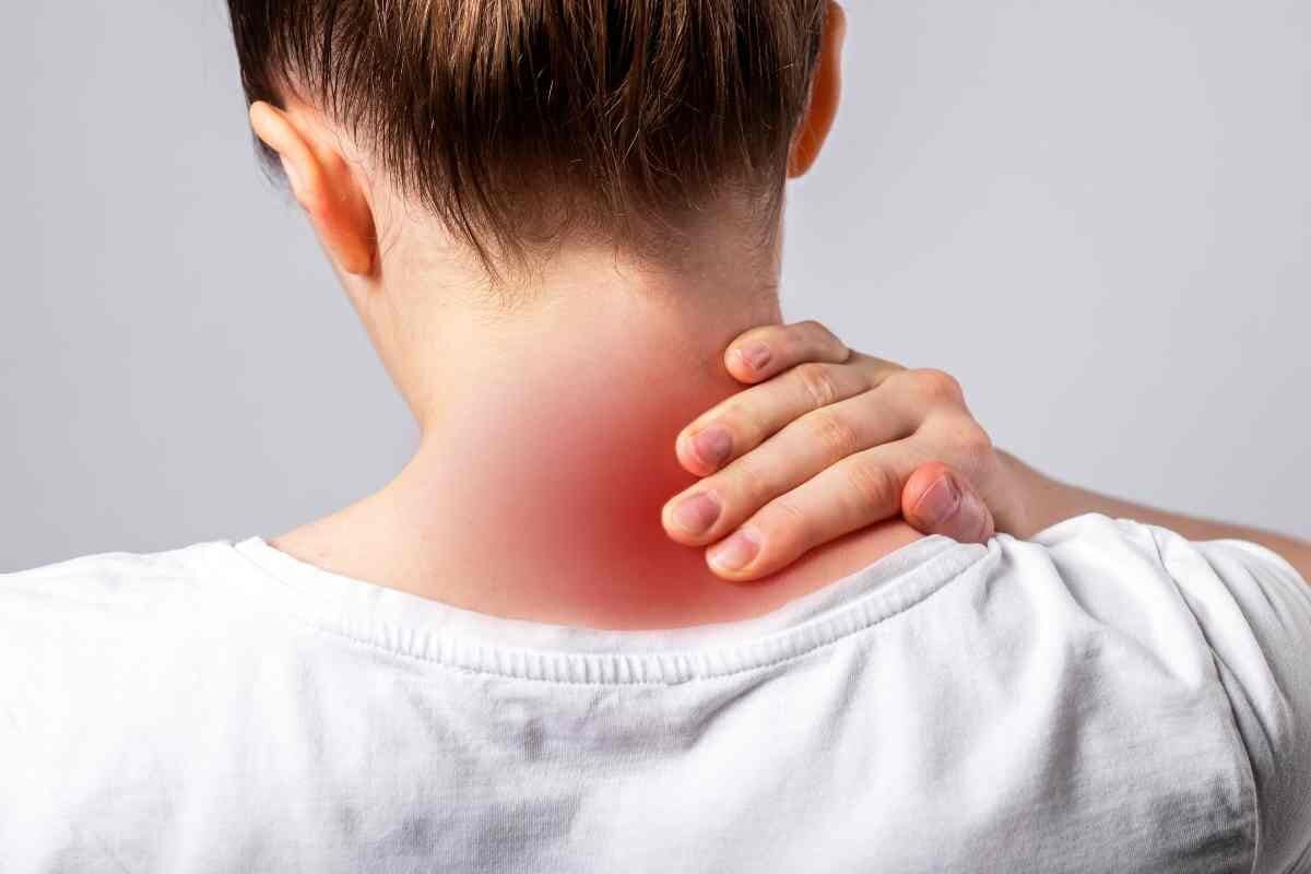 Pijn in de nek: oorzaken en behandeling
